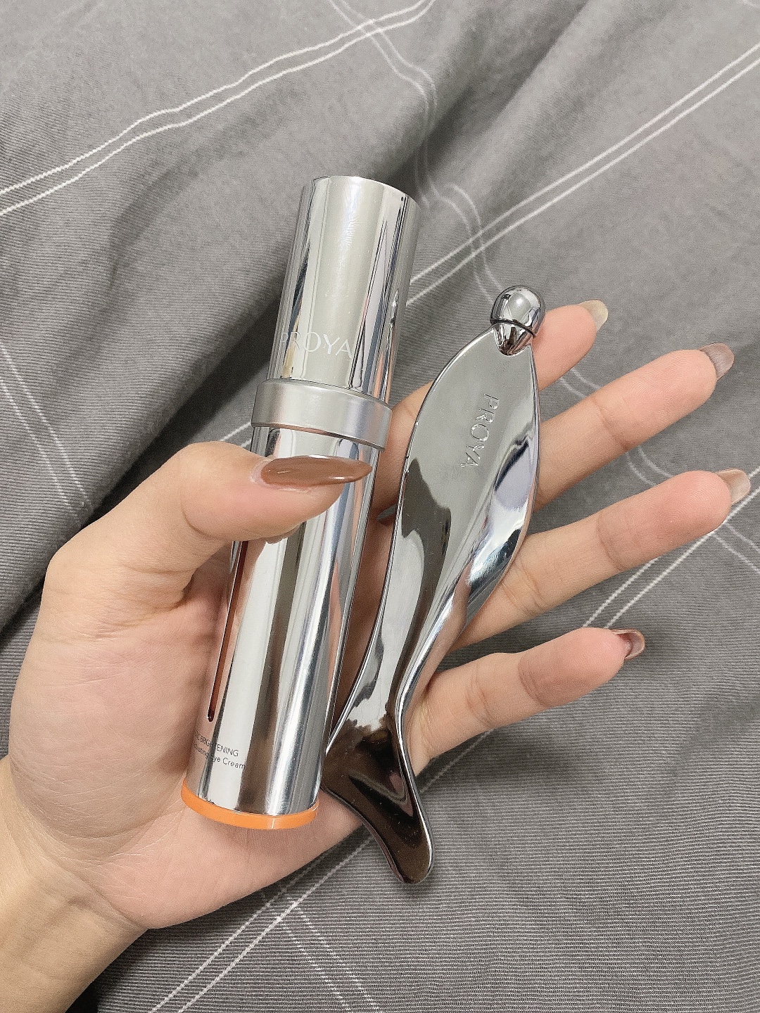 眼霜—Kerrykerry宝贝收到了，刚用肌肤嘟噜嘟噜的喝水，用完之后脸明显变白了，很喜欢